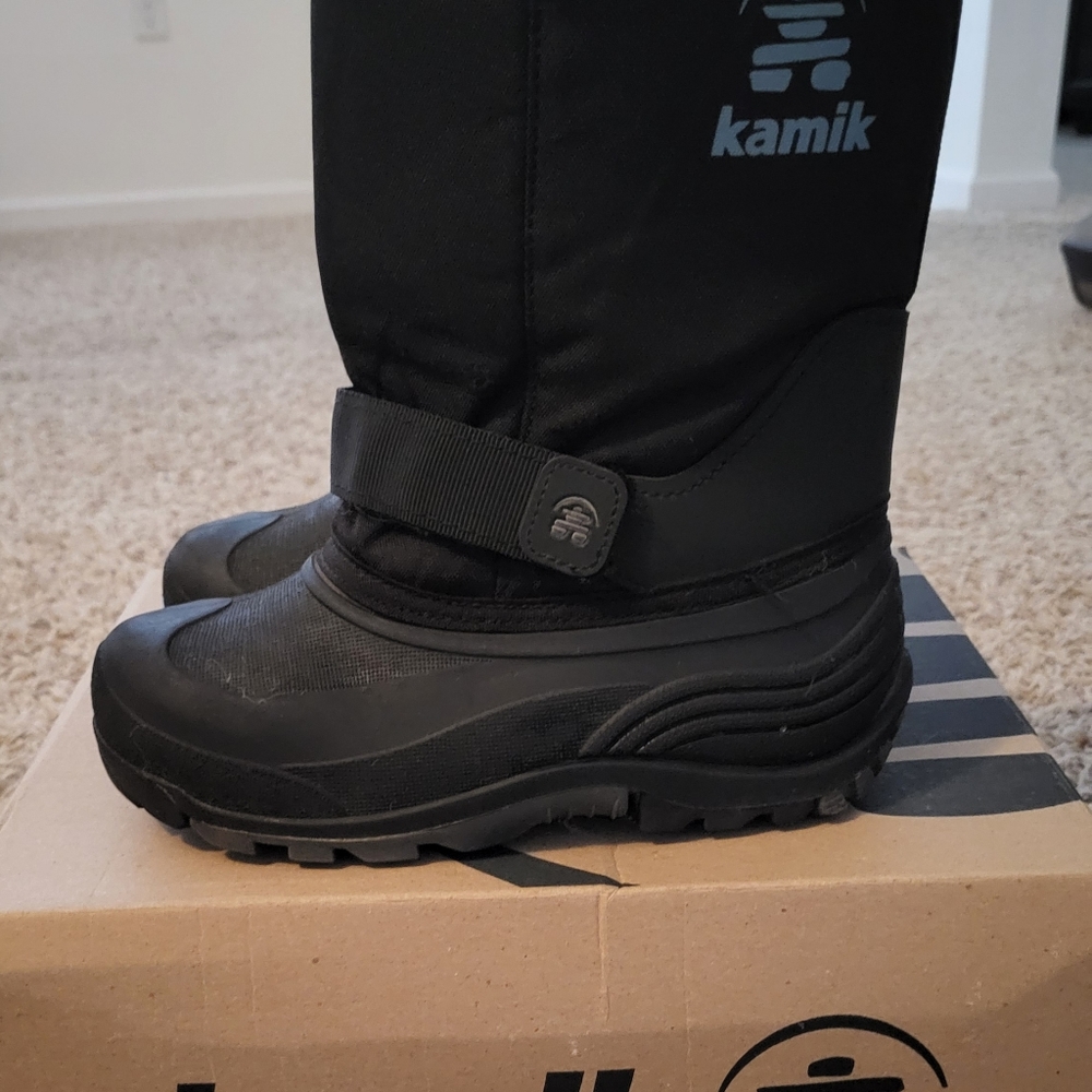 Kids Kamik Snowboots  Size 4 Black
